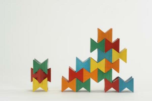 　スイス・ネフ社のリボン形の積み木「ネフスピール」（初期、クルト・ネフ、１９５８年）（提供写真）