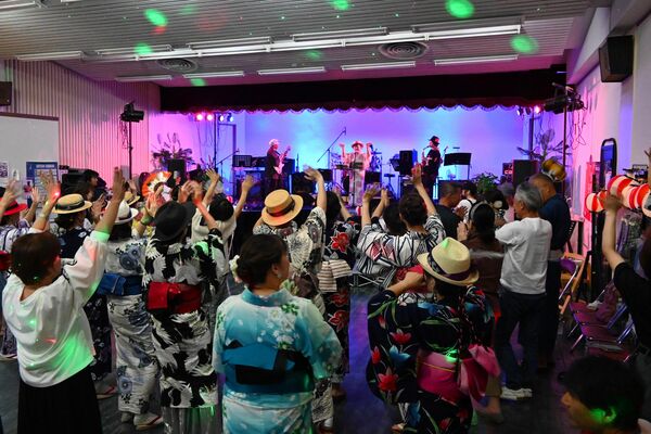 バンドの演奏に合わせて踊る来場者たち