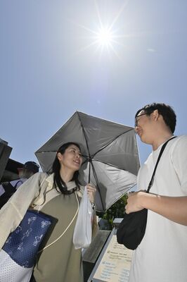 佐野駅前では強い日差しの下、通行人が日傘を差す姿が見られた＝28日午前10時30分、佐野市若松町