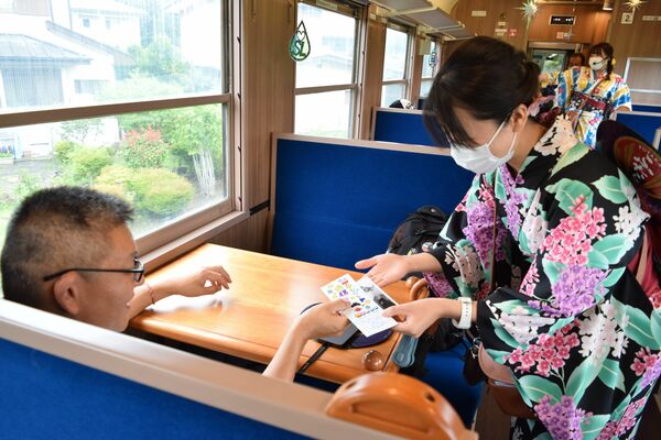浴衣姿で接客するＳＬ観光アテンダントら