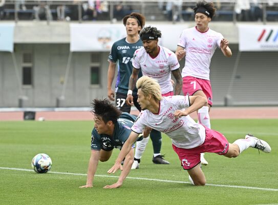 前半14分、栃木シティのＤＦ乾（手前右）が飛び込み頭でゴールを狙う＝相模原ギオンスタジアム、森田大地撮影