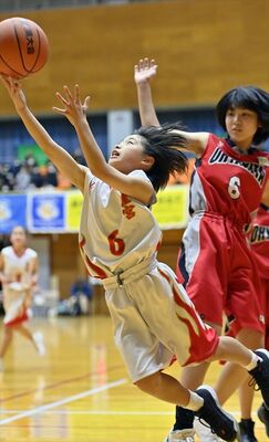 女子　雀宮－大谷北ＯＷＬＳ決勝　第２クオーター、雀宮・穴井がシュートを決める＝ＴＫＣいちごアリーナ