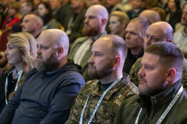 ウクライナ・キーウで開かれた退役軍人支援の会合に参加した人々=11月(ゲッティ=共同)