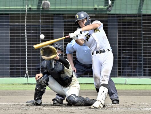 ２回、石橋の山下が先制の中前適時打を放つ＝エイジェック