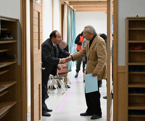 選対準備会合後、支援者を握手で見送る福田氏（左）＝17日午後、日光市