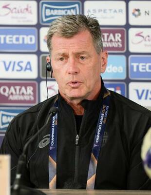 　準々決勝のアルサド戦を前に記者会見する神戸・スキッベ監督＝１５日、ジッダ（共同）