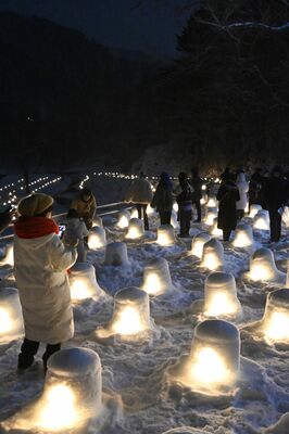 ろうそくの明かりが銀世界を照らす「かまくら祭」