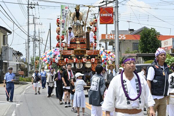 町中心部で行われた山車屋台巡行
