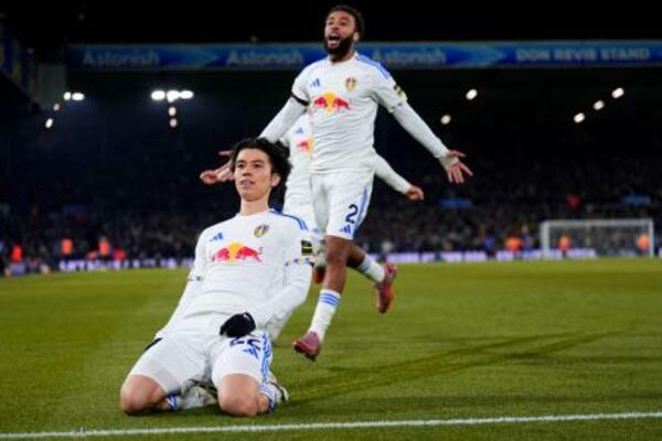 　サッカーのイングランド・プレミアリーグ、チェルシー戦でゴールを決め喜ぶリーズの田中碧（左）＝３日、リーズ（ＡＰ＝共同）