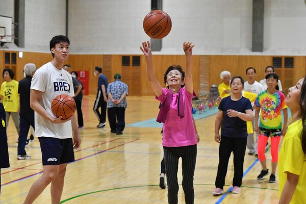 フリースロー体験する参加者