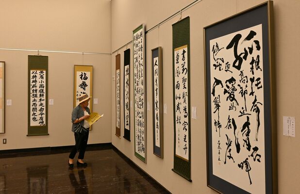 １６４点の作品が並ぶ東日本書展