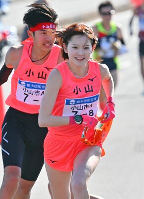 たすきを受け取り飛び出す小山Aの小松(手前)=壬生町、河野光吉撮影