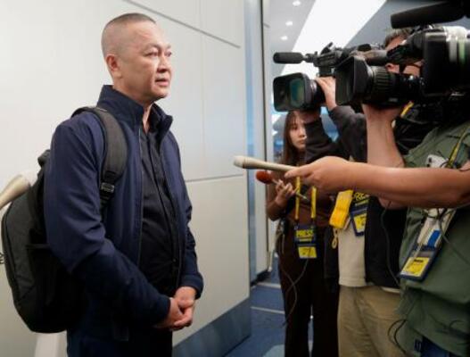 　羽田空港で取材に応じるタイ警察幹部＝１３日午前