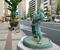力士の像が立つ国技館通り=東京都墨田区