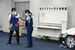 強盗事件を想定し、被害者役（左）から事情聴取する出場者＝14日午後、県警本部