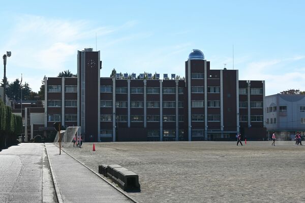 文星芸術大付属高校舎と校庭