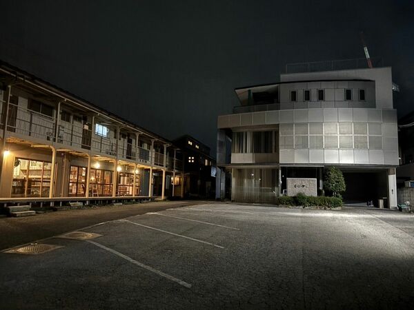 もみじ通り近くに来年開業予定のオープンファクトリー（右）。すぐ南側にはもみじ図書館がある