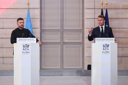 　有志国の首脳会合後に記者会見するフランスのマクロン大統領（右）とウクライナのゼレンスキー大統領＝４日、パリ（ロイター＝共同）
