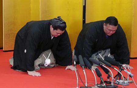 第75代横綱となり昇進伝達式で「唯一無二」の口上を述べる大の里。右は師匠の二所ノ関親方(元横綱・稀勢の里)=2025年5月28日午前、茨城県阿見町の二所ノ関部屋