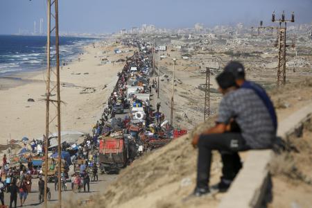 　イスラエルによる攻撃激化を受けてパレスチナ自治区ガザ北部から南部に退避する住民＝９月１６日（ゲッティ＝共同）
