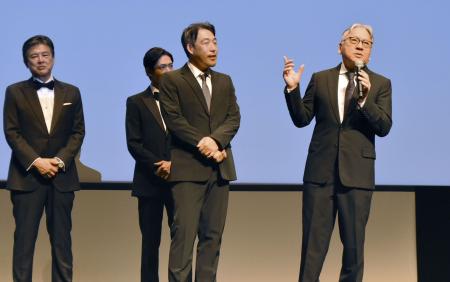 第78回カンヌ国際映画祭で、『遠い山なみの光』の公式上映を前にあいさつする(右から)カズオ・イシグロさんと石川慶監督=5月、フランス・カンヌ(共同)