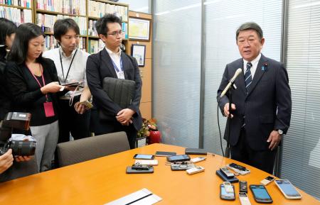 　国会内で取材に応じる茂木前幹事長＝８日午前