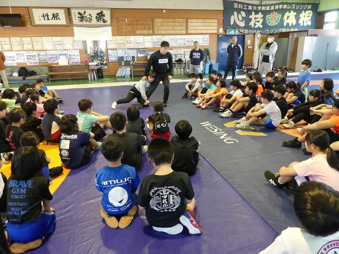 東京オリンピックのレスリング金メダリスト志土地 真優さん（中央）から実技を交えての特別レッスン