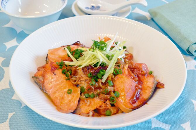 　　　早炊きでサケの身もふっくら。ややピリ辛の味は、ご飯にもお酒にもピッタリ！