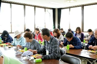 ジャズ弁当を味わう参加者の皆さん