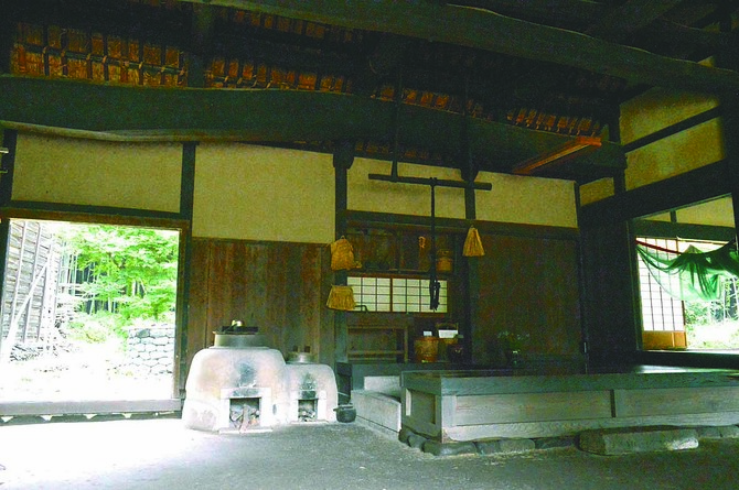 土間に張り出した「だいどこ」の上部には約7㍍50㌢の立派な梁(はり)