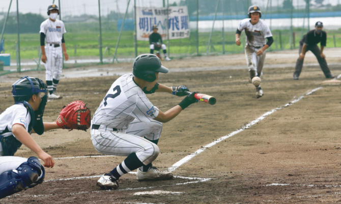 決勝初回、県央宇都宮の前田が先制のスクイズを決める