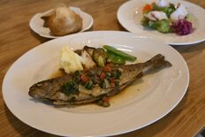 大ぶり、身はふっくら　日光のにじますのムニエル　Cafe de Sav…