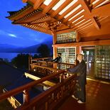 夕闇に浮かぶ幽玄　夜間参拝へ試験点灯　奥日光の輪王寺別院・中禅寺立木観音