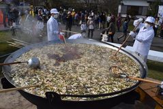 大鍋で豪快に 芋煮会にぎわう　下野