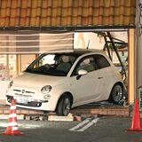 乗用車が店舗に衝突 宇都宮中央署