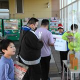 善意の気持ちがプレゼントに　ベルモールでサンタ帽身につけ呼びかけ　海外たすけあい募金