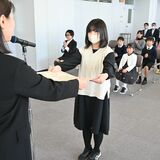 知事賞の福田さんらを表彰 下野新聞小学生読書感想文コンクール