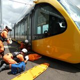 ＬＲＴの下敷き想定で訓練　運転士やレスキュー隊員ら30人参加
