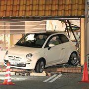 乗用車が店舗に衝突　宇都宮中央署