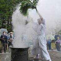 日光の清滝神社で湯立て神事　熱湯浴びて…