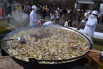 大鍋で豪快に 芋煮会にぎわう　下野