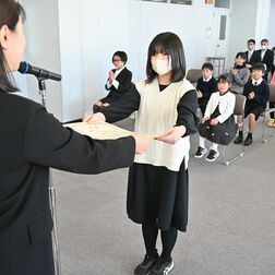 知事賞の福田さんらを表彰　下野新聞小学生読書感想文コンクール