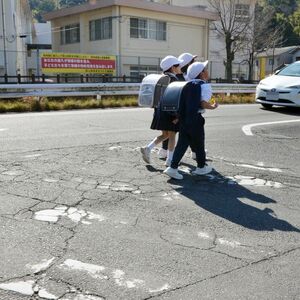 すり減った白線、危険では？　新入生が通学する横断歩道　補修追い付かず 対策急務