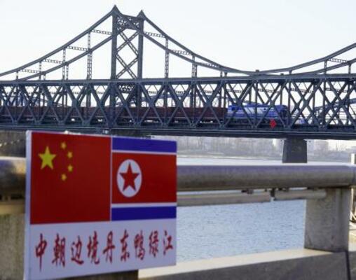 北朝鮮から中国遼寧省丹東に向かう貨物列車=2025年12月(共同)