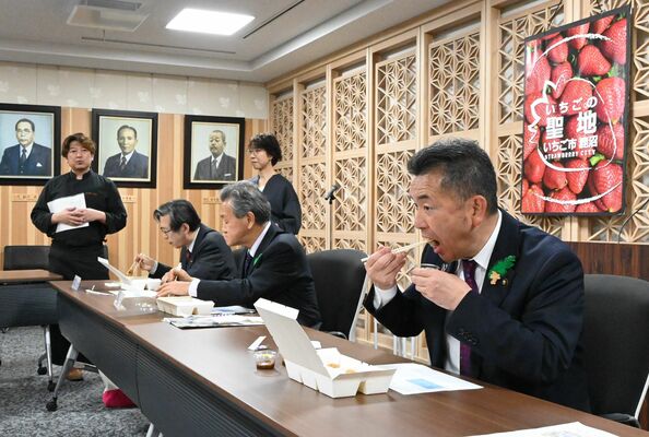 「いちごのおから」を使ったコロッケとウスターソースの開発を進めている筑井さん（奥）と上村さん（左）。手前は試食する松井市長ら