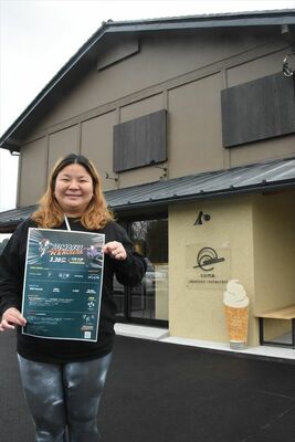 改修した店舗の前でソマフェスをＰＲする寺方のぞみさん