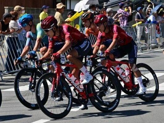 チームトップの30位でゴールしたブリッツェンの沢田（中央）。右端は花田＝福岡県内