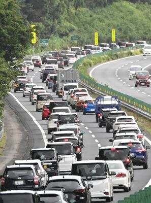 帰省先からのＵターンなどで渋滞する東北自動車道上り線＝14日午後４時半、矢板市大槻