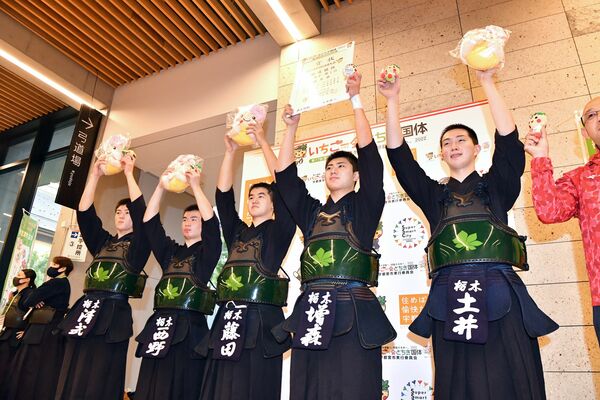 剣道少年男子で優勝し、笑顔を見せる栃木県選抜チーム＝３日午後５時、宇都宮市のユウケイ武道館