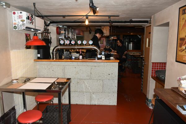 奥には醸造所があり、カウンター脇にはクラフトビールのタップが並ぶトリイ堂醸造店内＝鹿沼市